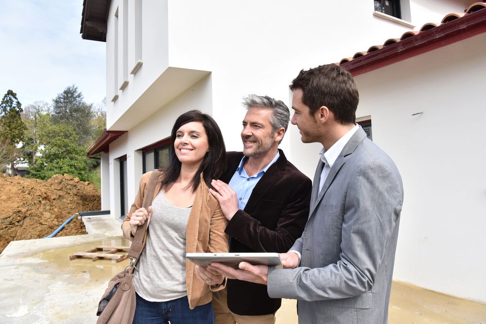 Asesores de Vivico mostrando una vivienda a unos clientes